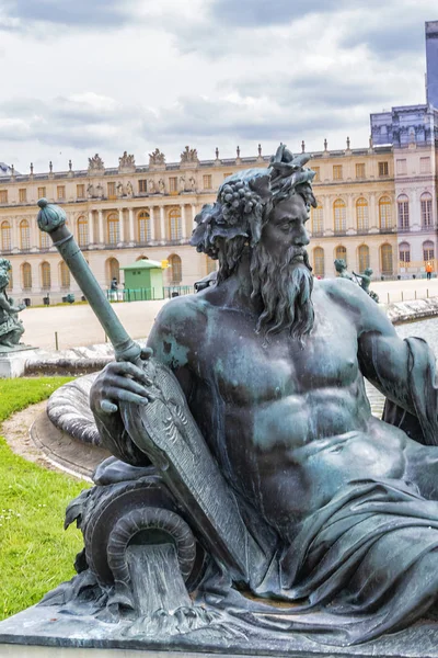 Versailles Francie Května 2019 Krásná Antická Bronzová Socha Vodním Parteru — Stock fotografie