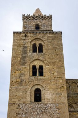 Cefalu Katedrali 'nin mimari parçaları (Duomo di Cefalu) - Roma Katolik Bazilikası. Cefalu Katedrali 1131 yılında Norman mimari tarzında inşa edilmiştir. Palermo ili, Cefalu, Sicilya. İtalya.