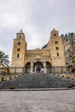 Cefalu, Sicilya, İtalya - 26 Eylül 2018: Cefalu Katedrali (Duomo di Cefalu) - Roma Katolik Bazilikası. Cefalu Katedrali 1131 yılında Norman mimari tarzında inşa edilmiştir..