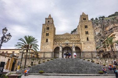 Cefalu, Sicilya, İtalya - 26 Eylül 2018: Cefalu Katedrali (Duomo di Cefalu) - Roma Katolik Bazilikası. Cefalu Katedrali 1131 yılında Norman mimari tarzında inşa edilmiştir..