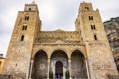 Cefalu, Sicilya, İtalya - 26 Eylül 2018: Cefalu Katedrali (Duomo di Cefalu) - Roma Katolik Bazilikası. Cefalu Katedrali 1131 yılında Norman mimari tarzında inşa edilmiştir..