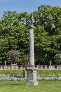 Paris, Fransa - 29 Mayıs 2019: Lüksemburg Bahçe (Jardin du Lüksemburg) manzarası. Jardin du Lüksemburg - Paris 'teki ikinci büyük halk parkı..