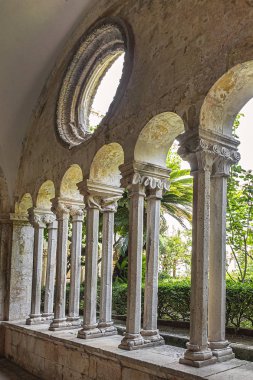 Dubrovnik, Hırvatistan - 23 Haziran 2019: Ünlü Dubrovnik Fransisken Kilisesi ve Manastırı 'nın tarihi avlusunun manzarası. 1317 'de Pile Gate' e yakın bir manastır inşa edildi..