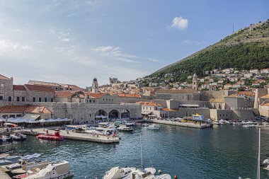 Dubrovnik, Hırvatistan - 23 Haziran 2019: Eski limanı botlarla dolu Dubrovnik kasabası. Porporela - Dubrovnik Eski Limanı 'nda iskele ve dalgakıran. Dubrovnik, Akdeniz, Hırvatistan.