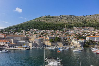 Dubrovnik, Hırvatistan - 23 Haziran 2019: Eski limanı botlarla dolu Dubrovnik kasabası. Porporela - Dubrovnik Eski Limanı 'nda iskele ve dalgakıran. Dubrovnik, Akdeniz, Hırvatistan.