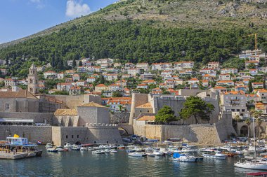 Dubrovnik, Hırvatistan - 23 Haziran 2019: Eski limanı botlarla dolu Dubrovnik kasabası. Porporela - Dubrovnik Eski Limanı 'nda iskele ve dalgakıran. Dubrovnik, Akdeniz, Hırvatistan.