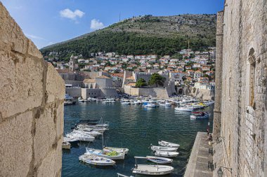 Dubrovnik, Hırvatistan - 23 Haziran 2019: Eski limanı botlarla dolu Dubrovnik kasabası. Porporela - Dubrovnik Eski Limanı 'nda iskele ve dalgakıran. Dubrovnik, Akdeniz, Hırvatistan.