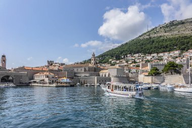 Dubrovnik, Hırvatistan - 23 Haziran 2019: Eski limanı botlarla dolu Dubrovnik kasabası. Porporela - Dubrovnik Eski Limanı 'nda iskele ve dalgakıran. Dubrovnik, Akdeniz, Hırvatistan.