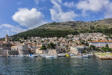 Dubrovnik, Hırvatistan - 23 Haziran 2019: Eski limanı botlarla dolu Dubrovnik kasabası. Porporela - Dubrovnik Eski Limanı 'nda iskele ve dalgakıran. Dubrovnik, Akdeniz, Hırvatistan.