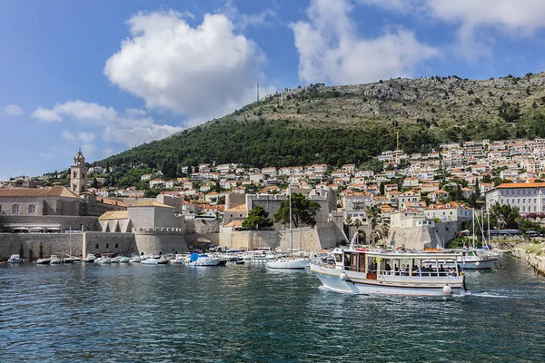 Dubrovnik, Hırvatistan - 23 Haziran 2019: Eski limanı botlarla dolu Dubrovnik kasabası. Porporela - Dubrovnik Eski Limanı 'nda iskele ve dalgakıran. Dubrovnik, Akdeniz, Hırvatistan.