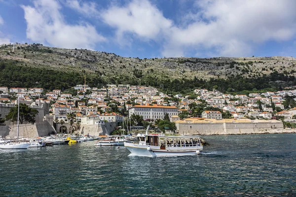 Dubrovnik, Hırvatistan - 23 Haziran 2019: Eski limanı botlarla dolu Dubrovnik kasabası. Porporela - Dubrovnik Eski Limanı 'nda iskele ve dalgakıran. Dubrovnik, Akdeniz, Hırvatistan.