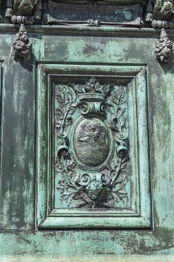 Orange Prensi William 'ın binicilik heykeli (1845) üzerine yedi bölgenin adlarının yazıldığı yüksek bir kaideye yerleştirilmiştir. Lahey (Den Haag), Hollanda.