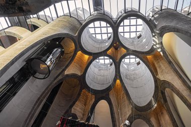 Cape Town, Güney Afrika - 23 Temmuz 2018: Zeitz müzesindeki Atrium. Zeitz Çağdaş Sanat Afrika Müzesi (Zeitz Mocaa) - Cape Town 'daki V & A Waterfront' ta yer alan çağdaş sanat müzesi.
