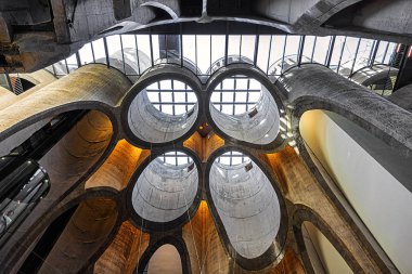 Cape Town, Güney Afrika - 23 Temmuz 2018: Zeitz müzesindeki Atrium. Zeitz Çağdaş Sanat Afrika Müzesi (Zeitz Mocaa) - Cape Town 'daki V & A Waterfront' ta yer alan çağdaş sanat müzesi.