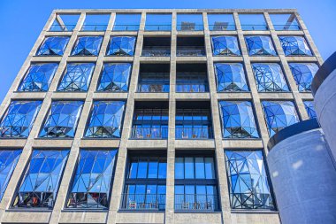Cape Town, Güney Afrika - 23 Temmuz 2018: Zeitz müzesindeki çatı heykel bahçesi. Zeitz Çağdaş Sanat Afrika Müzesi (Zeitz Mocaa) - Cape Town V & A Waterfront 'ta yer alan çağdaş sanat müzesi.