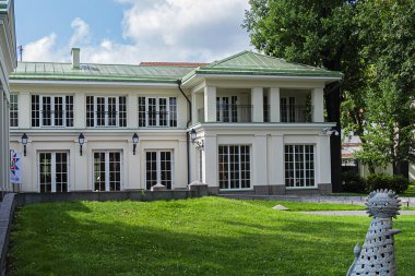 Vilnius, Litvanya - 28 Temmuz 2019: Cumhurbaşkanlığı Sarayı - resmi makam ve Litvanya Cumhurbaşkanı 'nın Vilnius' taki nihai konutu. Başkanlık sarayı bahçesi.
