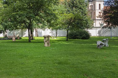 Vilnius, Litvanya - 28 Temmuz 2019: Cumhurbaşkanlığı Sarayı - resmi makam ve Litvanya Cumhurbaşkanı 'nın Vilnius' taki nihai konutu. Başkanlık sarayı bahçesi.