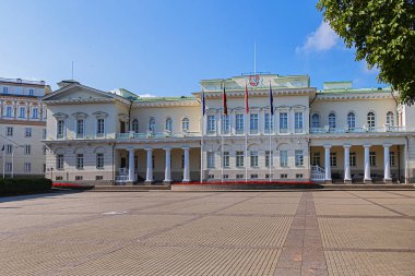 Daukanto Meydanı 'ndaki (Simono Daukanto Aikste) başkanlık sarayı - resmi ofis ve Litvanya Cumhurbaşkanı' nın Vilnius eski kasabasındaki resmi ikametgahı. Vilnius, Litvanya.