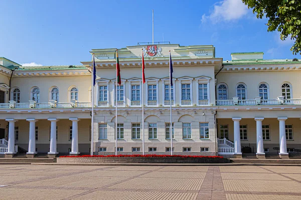 Daukanto Meydanı 'ndaki (Simono Daukanto Aikste) başkanlık sarayı - resmi ofis ve Litvanya Cumhurbaşkanı' nın Vilnius eski kasabasındaki resmi ikametgahı. Vilnius, Litvanya.