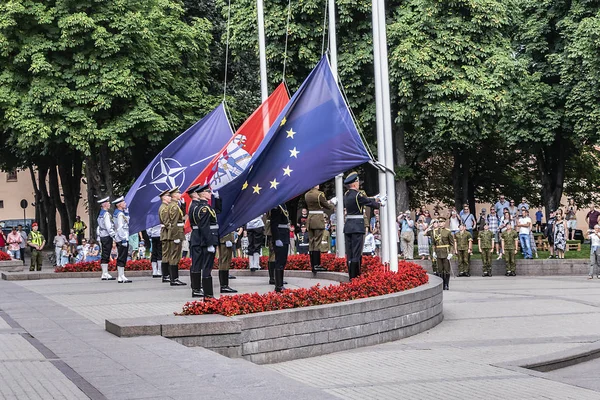 Vilnius Lituânia Julho 2019 Levantando Bandeiras Lituânia União Europeia Otan Imagens Royalty-Free