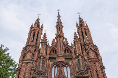 Kırmızı tuğlalı St. Anne Kilisesi (1500) - Eski Vilnius Kasabası 'ndaki Flamboyant Gotik ve Brick Gotik tarzı Roma Katolik kilisesi. Litvanya.