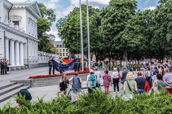 Wilno Litwa Lipca 2019 Podnoszenie Flag Litwy Unii Europejskiej Nato — Zdjęcie stockowe