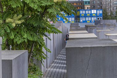 Berlin, Almanya - 20 Ağustos 2019: Öldürülen Avrupa Yahudileri Anıtı (Soykırım Anıtı) - 19.000 metrekare kentsel alana yerleştirilmiş 2711 beton blok.