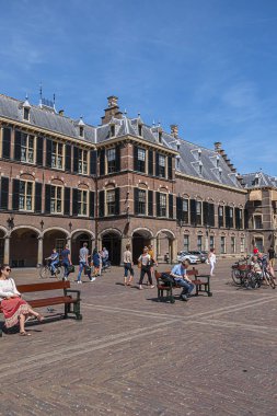 Lahey, Hollanda - 23 Ağustos 2019: Binnenhof (İç Mahkeme) - Den Haag şehir merkezindeki 13. yüzyıl kompleksi (Lahey)).