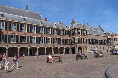 Lahey, Hollanda - 23 Ağustos 2019: Binnenhof (İç Mahkeme) - Den Haag şehir merkezindeki 13. yüzyıl kompleksi (Lahey)).