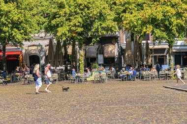 Lahey, Hollanda - 23 Ağustos 2019: Het Plein (The Square, 1632) - Lahey 'in eski şehir merkezinde kent meydanı. Oranjlı William Heykeli (Sessiz William) 1848 'de meydana dikildi..