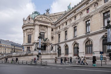 Paris, Fransa - 20 Mayıs 2019: Opera National de Paris: Büyük Opera (Garnier Sarayı) Fransa 'nın başkenti Paris' te bulunan ünlü bir neo-barok binasıdır..