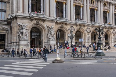 Paris, Fransa - 20 Mayıs 2019: Opera National de Paris: Büyük Opera (Garnier Sarayı) Fransa 'nın başkenti Paris' te bulunan ünlü bir neo-barok binasıdır..