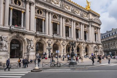 Paris, Fransa - 20 Mayıs 2019: Opera National de Paris: Büyük Opera (Garnier Sarayı) Fransa 'nın başkenti Paris' te bulunan ünlü bir neo-barok binasıdır..