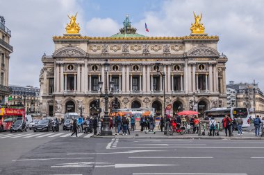 Paris, Fransa - 20 Mayıs 2019: Opera National de Paris: Büyük Opera (Garnier Sarayı) Fransa 'nın başkenti Paris' te bulunan ünlü bir neo-barok binasıdır..