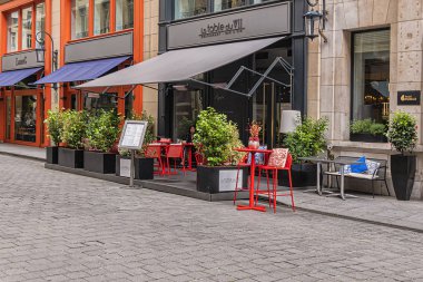 Paris, Fransa - 20 Mayıs 2019: Paris Caddesi Edouard Vii. Edouard Vii Caddesi 'ndeki geleneksel Fransız sokak kafesi..