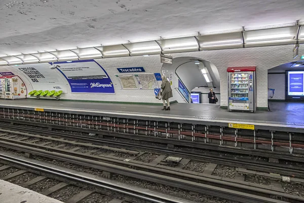 フランス 6月11 2018 パリ地下鉄トロカデロ駅のインテリア Trocadero駅は Place Trocaderoにちなんで名付けられたパリ地下鉄の9 6号線にサービスを提供しています — ストック写真