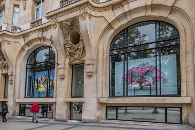 Paris, Fransa - 20 Mayıs 2019: Şanzelize. Champs-Elysees - Paris 'in en ünlü caddesi mağazalar, kafeler ve restoranlarla doludur. Ünlü markaların vitrinleri.