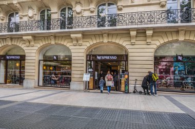 Paris, Fransa - 20 Mayıs 2019: Şanzelize. Champs-Elysees - Paris 'in en ünlü caddesi mağazalar, kafeler ve restoranlarla doludur. Ünlü markaların vitrinleri.