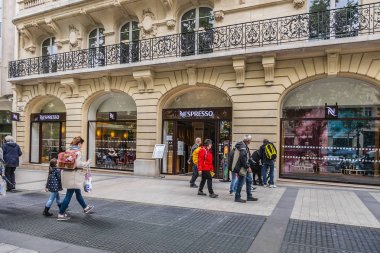 Paris, Fransa - 20 Mayıs 2019: Şanzelize. Champs-Elysees - Paris 'in en ünlü caddesi mağazalar, kafeler ve restoranlarla doludur. Ünlü markaların vitrinleri.