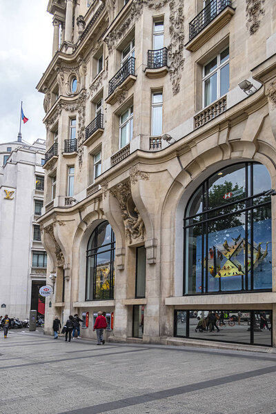ПАРИЖ, ФРАНЦИЯ - 20 мая 2019 года: Елисейские поля. Елисейские поля - самая известная улица Парижа полна магазинов, кафе и ресторанов. Окна магазинов известных брендов
.