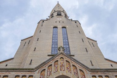 Saint-Leon kilisesi manzarası. Saint-Leon, Paris 'te Place du Cardinal-Amette' nin 15. semtinde bulunan bir kilise. Fransa.
