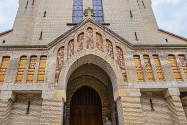 Saint-Leon kilisesi manzarası. Saint-Leon, Paris 'te Place du Cardinal-Amette' nin 15. semtinde bulunan bir kilise. Fransa.