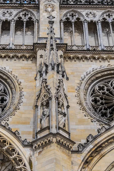 Gótikus Stílusú Római Katolikus Katedrális Sainte Croix Uralja Város Központjában — Stock Fotó