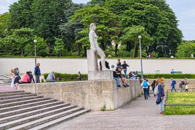 Paris, Fransa - 29 Mayıs 2018: Chaillot tepesindeki Tracadero bahçelerindeki güzel çeşmeler ve havuzlar. Sayısız turist ve Parisli fıskiyelerin yanında fotoğraf çeker ve dinlenir..