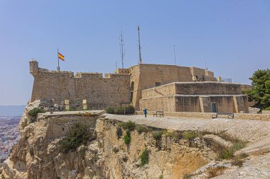 Dış görünüş Castillo de Santa Barbara (Santa Barbara Şatosu, Ix yüzyıl) Alicante Körfezi 'ne bakan Benacanti Dağı' nın tepesinde. Santa Barbara Şatosu - ünlü bir simge. Alicante, Costa Blanca, İspanya.