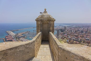 Dış görünüş Castillo de Santa Barbara (Santa Barbara Şatosu, Ix yüzyıl) Alicante Körfezi 'ne bakan Benacanti Dağı' nın tepesinde. Santa Barbara Şatosu - ünlü bir simge. Alicante, Costa Blanca, İspanya.