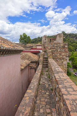 Alcazaba Duvarları 'nın dış görünüşü - Malaga' da Xi yüzyılda inşa edilmiş saray kalesi. Arapça kale anlamına gelen kale sarayı, kentin tarihi eserlerinden biridir. Malaga, Endülüs, İspanya.