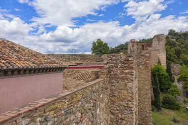 Alcazaba Duvarları 'nın dış görünüşü - Malaga' da Xi yüzyılda inşa edilmiş saray kalesi. Arapça kale anlamına gelen kale sarayı, kentin tarihi eserlerinden biridir. Malaga, Endülüs, İspanya.