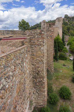 Alcazaba Duvarları 'nın dış görünüşü - Malaga' da Xi yüzyılda inşa edilmiş saray kalesi. Arapça kale anlamına gelen kale sarayı, kentin tarihi eserlerinden biridir. Malaga, Endülüs, İspanya.