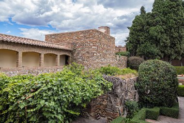 Alcazaba Duvarları 'nın dış görünüşü - Malaga' da Xi yüzyılda inşa edilmiş saray kalesi. Arapça kale anlamına gelen kale sarayı, kentin tarihi eserlerinden biridir. Malaga, Endülüs, İspanya.